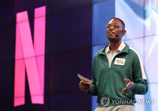 딘 가필드 넷플릭스 정책총괄 부사장이 지난 11월 4일 JW메리어트 동대문스퀘어에서 열린 '넷플릭스 미디어 오픈 토크'에서 발표하고 있다. 연합뉴스